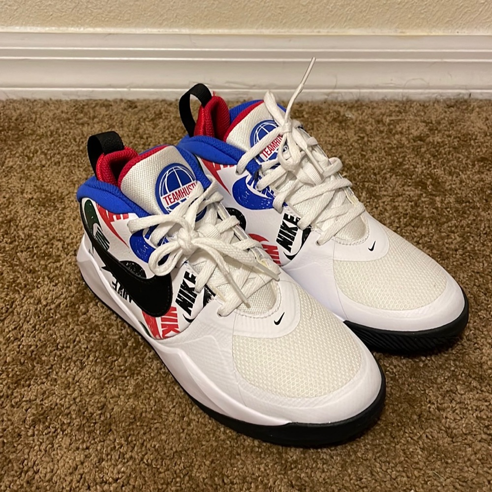 Kids Nike team hustle basketball shoes
